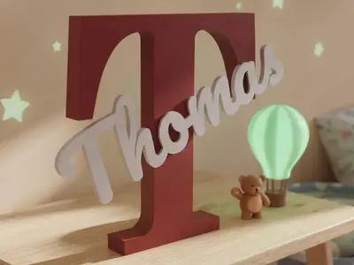 Lettera decorativa "T" con nome "Thomas" in rilievo - Complemento d'arredo personalizzato in 3D