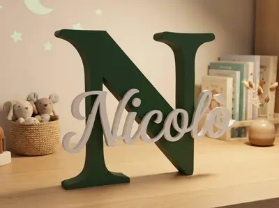 Lettera decorativa "N" con nome "Nicolò" in rilievo - Complemento d'arredo personalizzato in 3D