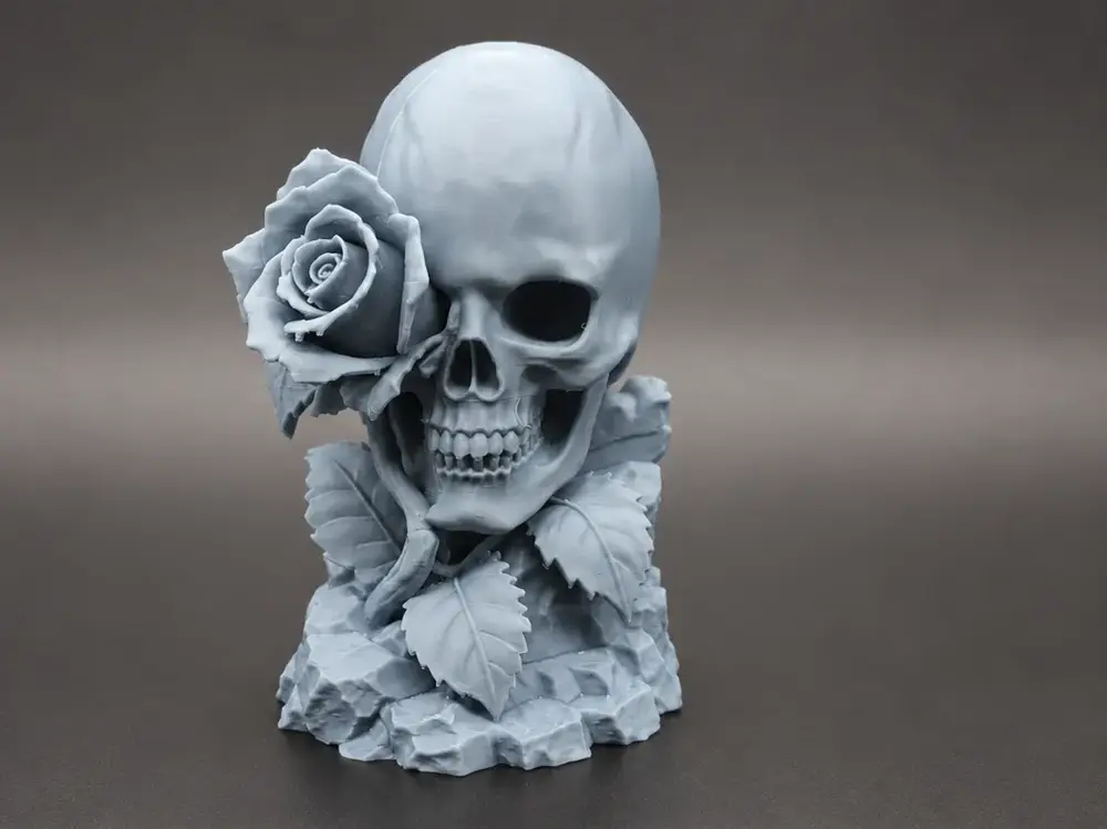 Skull & Rose – Gothic Halloween Sculpture