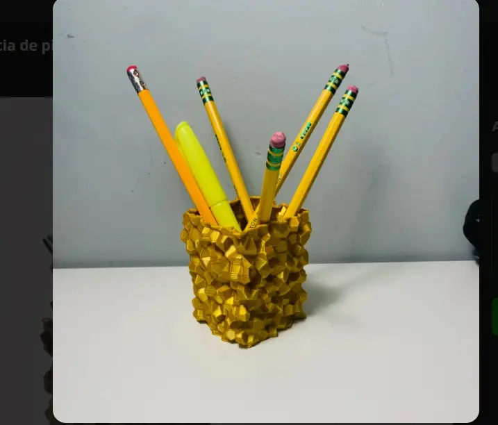 Portalápices con apariencia de pirita