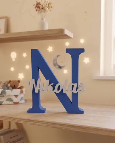 Lettera decorativa "N" con nome "Nikolas" in rilievo
