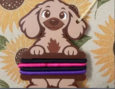 Lazo para el pelo con hueso de perro salchicha adorable