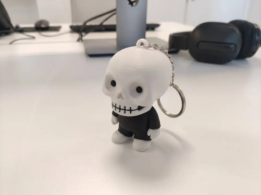 Following Eyes Skull Keychain