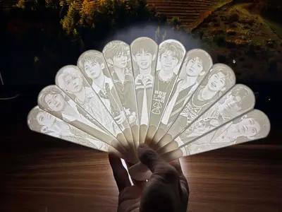 王源 歌手演员人物透光浮雕扇